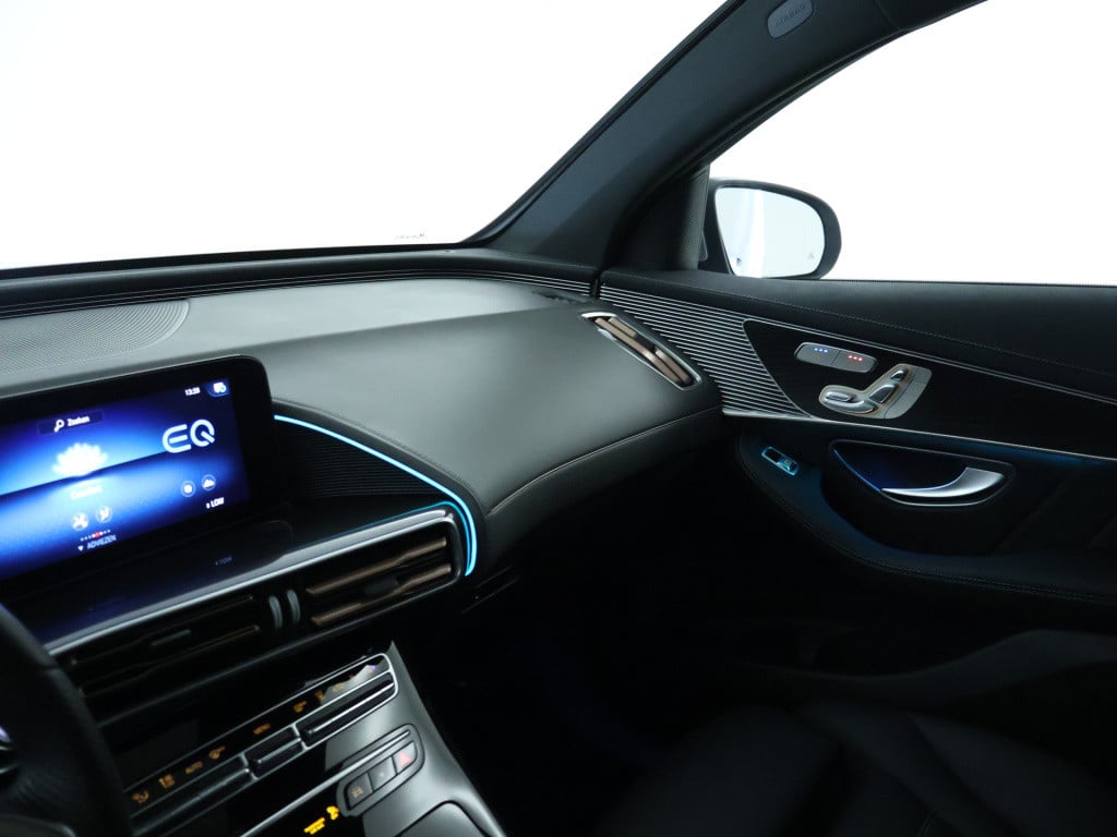 Mercedes-Benz Eqc 400 4matic amg line 80 kwh | schuifdak | trekhaak | stoel