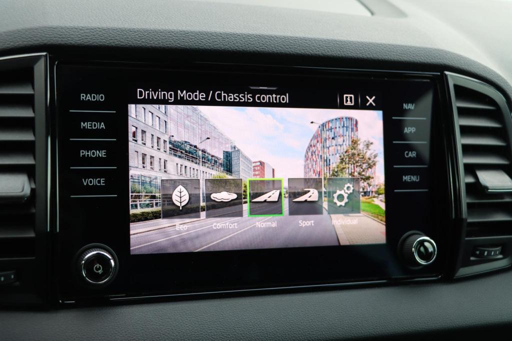 Skoda Karoq 1.5 tsi sportline 150pk dsg7 voor+achterbankverwarming | stuurv