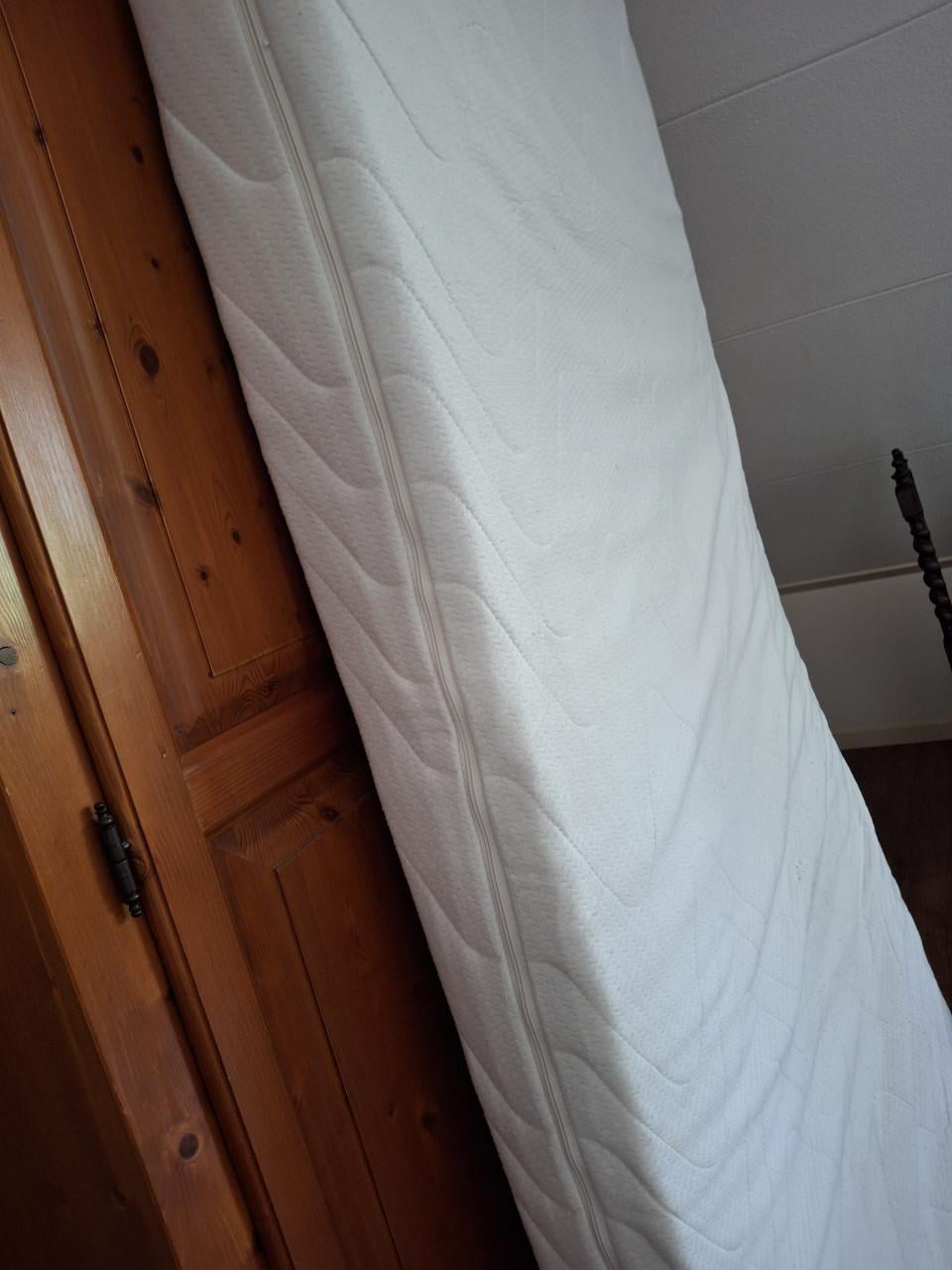 1 persoons pocketveringmatras met wasbaar overtrek 90×200 cm.