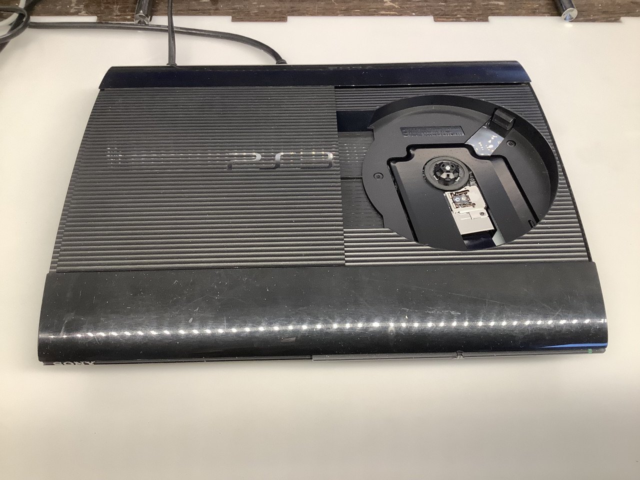 PlayStation 3 slim met 2 controllers en veel spellen.