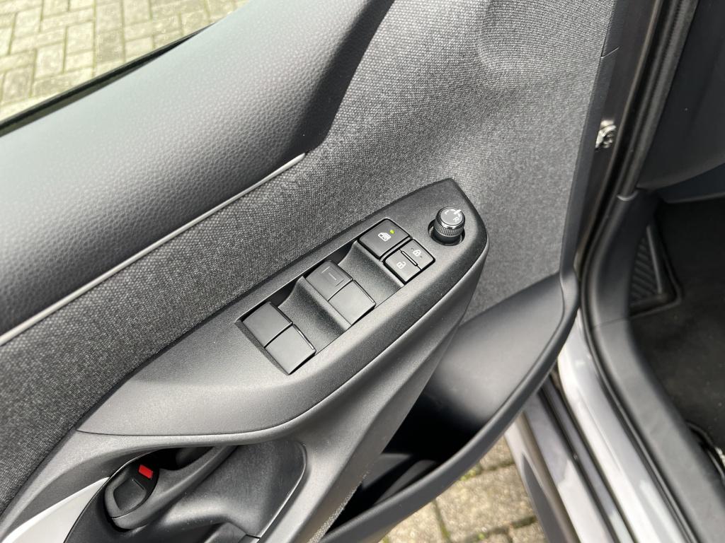 Toyota Yaris 1.5 hyb. 115 first | stoelverwarming | all seasonbanden