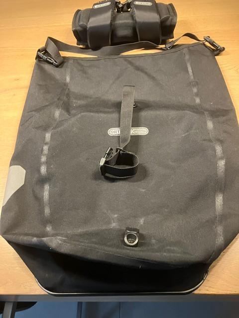 2 Ortlieb fietstassen (€50 per stuk)