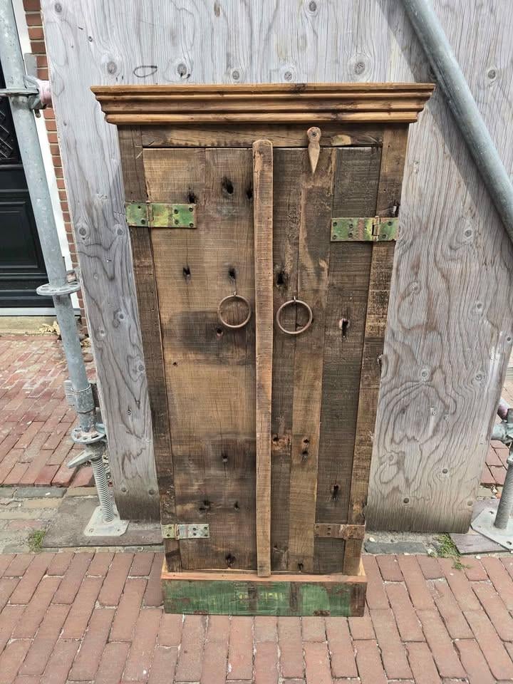 DECORATIE, KASTEN, VERLICHTING, TAFELS, STOELEN, 3Z FACTORY ARNEMUIDEN,