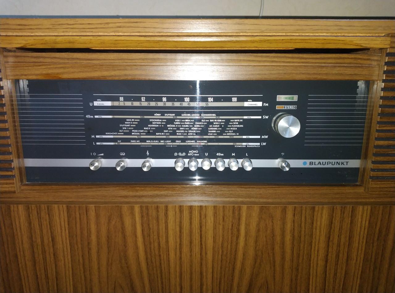 Blauwpunkt radiomeubel