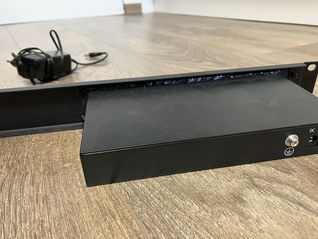 8 poort 2.5GbE + 1x10GbE SFP in zelfgemaakt 19” aangeboden