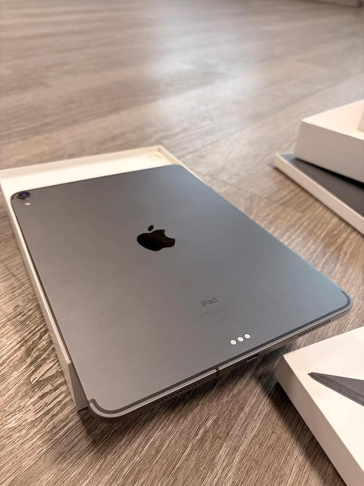 Apple iPad Pro 11 LTE 64GB met Magic Keyboard