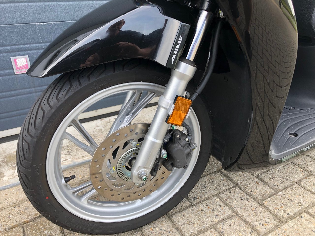 Als nieuwe Honda SH150i ABS uit 2020, nog geen 1600 km!!, topkoffer €3700,-