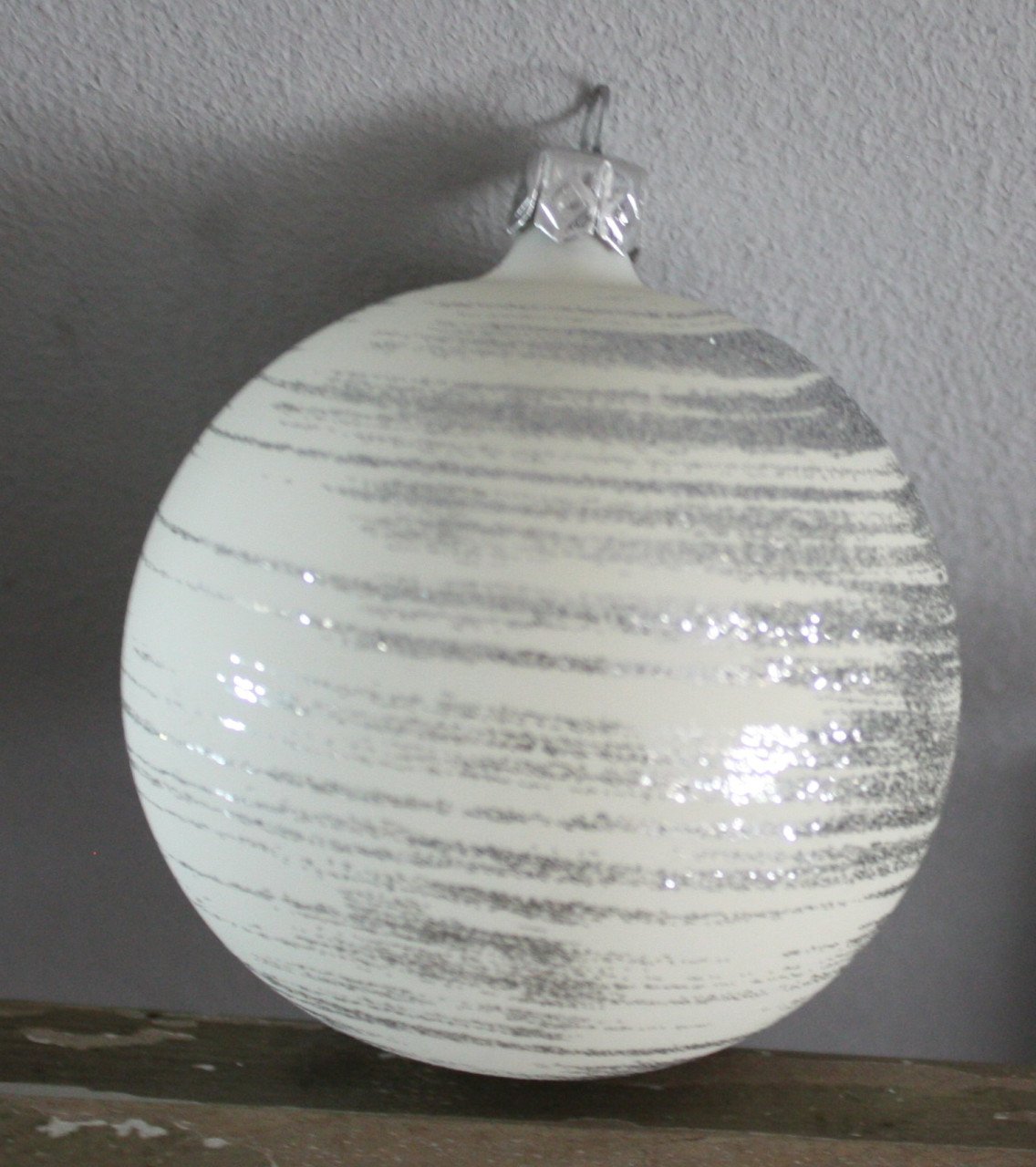 Glazen kerstbal wit met zilveren strepen