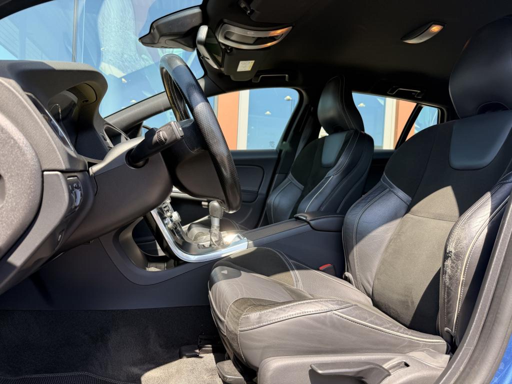 Volvo V60 1.6 t3 r-design | afn trekhaak | cruise | parkeersensoren | bluet