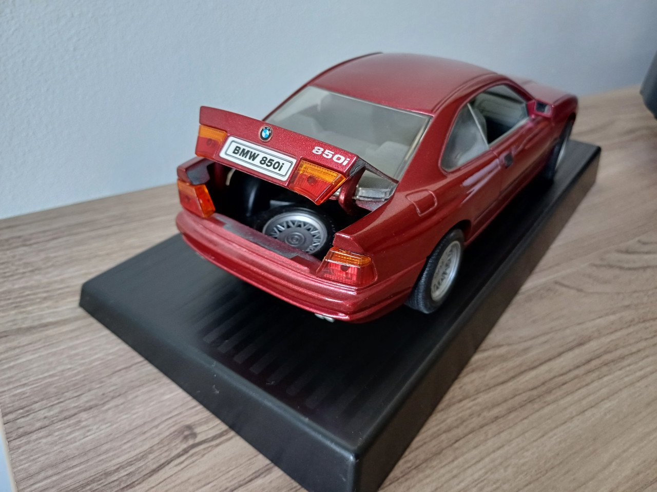 BMW 850i (1990) - Road Legends 1:18