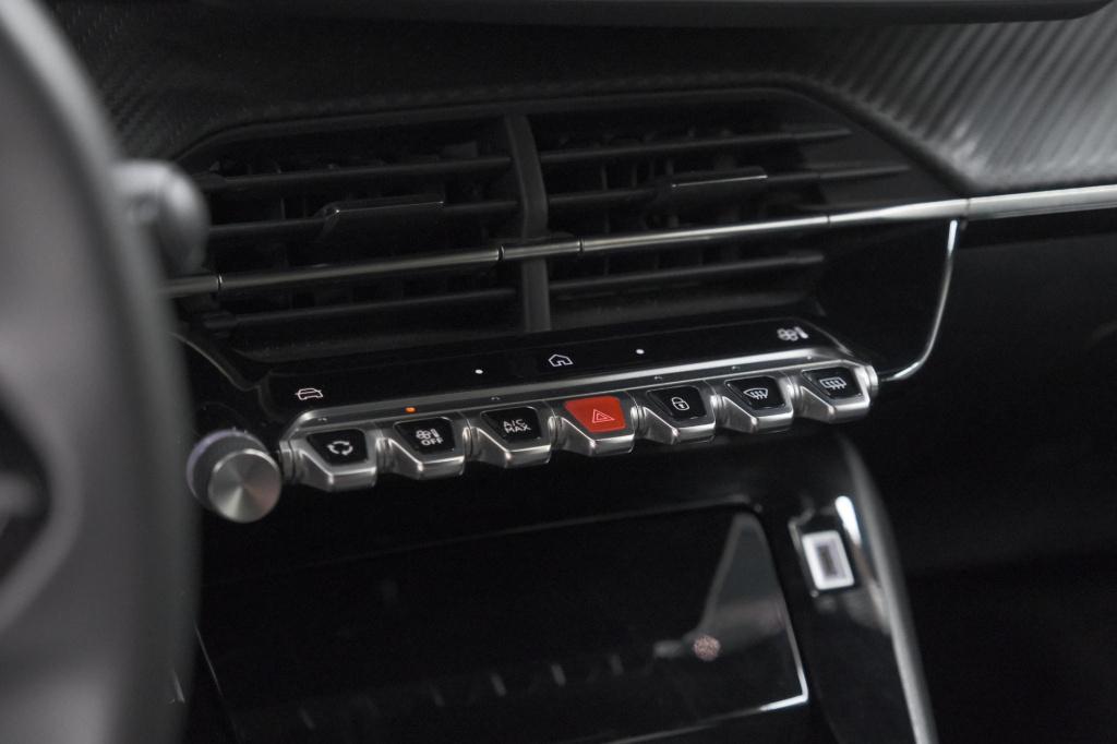 Peugeot 2008 puretech 100 allure | apple carplay | parkeersensoren | climat