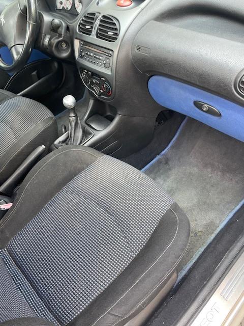 Peugeot 206 CC Cabrio zilvergrijs. Sportief en zomerproof !