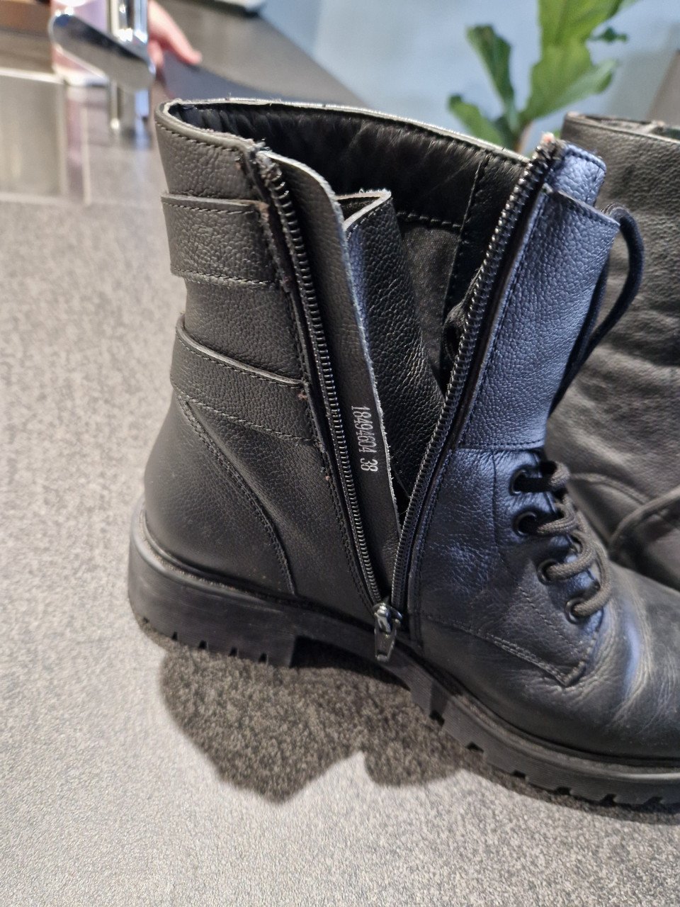 Wandelschoenen zwart maat 38.