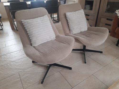 2 Leuke stoelen (in goede nette staat)  Geen vlekken! excl. kussens