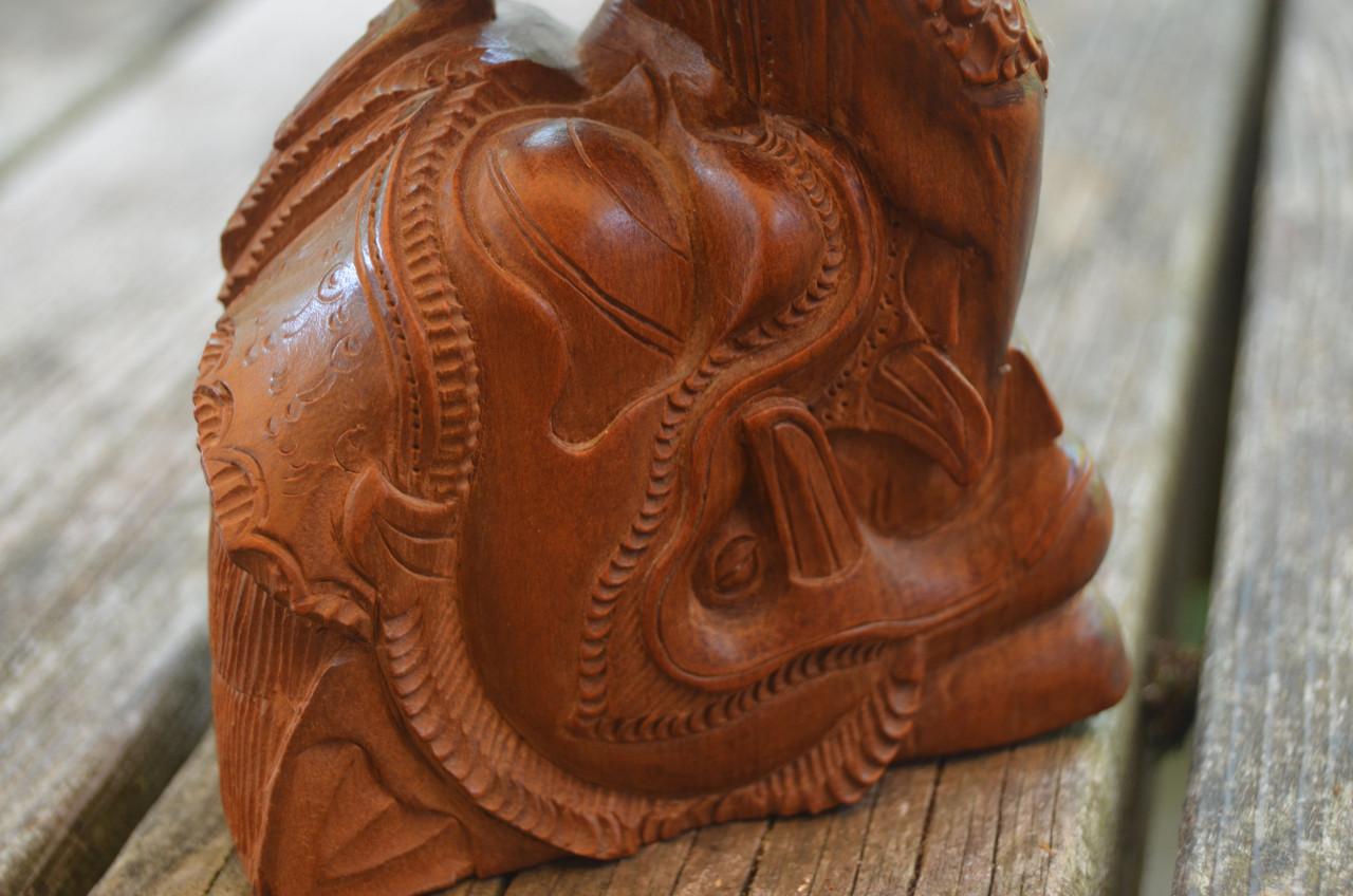 Fraai houtsnijwerk Balinese maangodin Dewi Ratih + Kala Rau