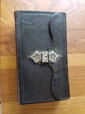 Bijbeltje met zilver slot