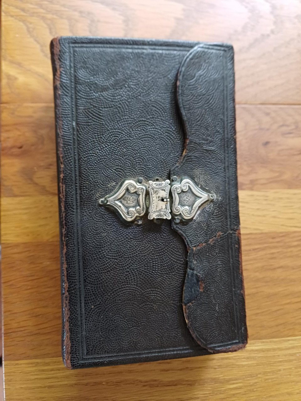 Bijbeltje met zilver slot