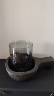 Grijze lepel met zwartbubbelglas en 2 nep kaarsen