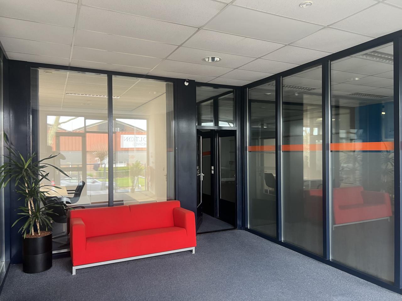 TE HUUR 13m2 kantoor/bedrijfsruimte