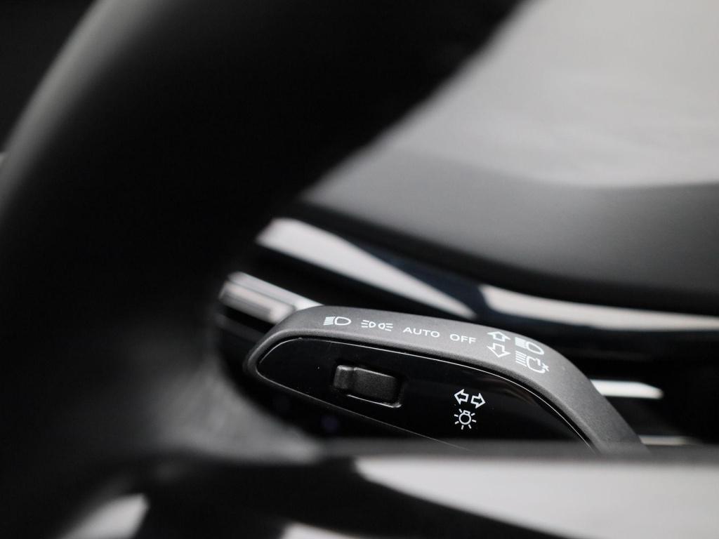 MG Mg4 64 kwh luxury | automaat | navigatie | climate control | apple carpl