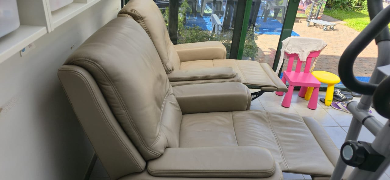 Lederen salon in nieuwstaat met relax zetel 2x2 en 1x 2,5 bankstel