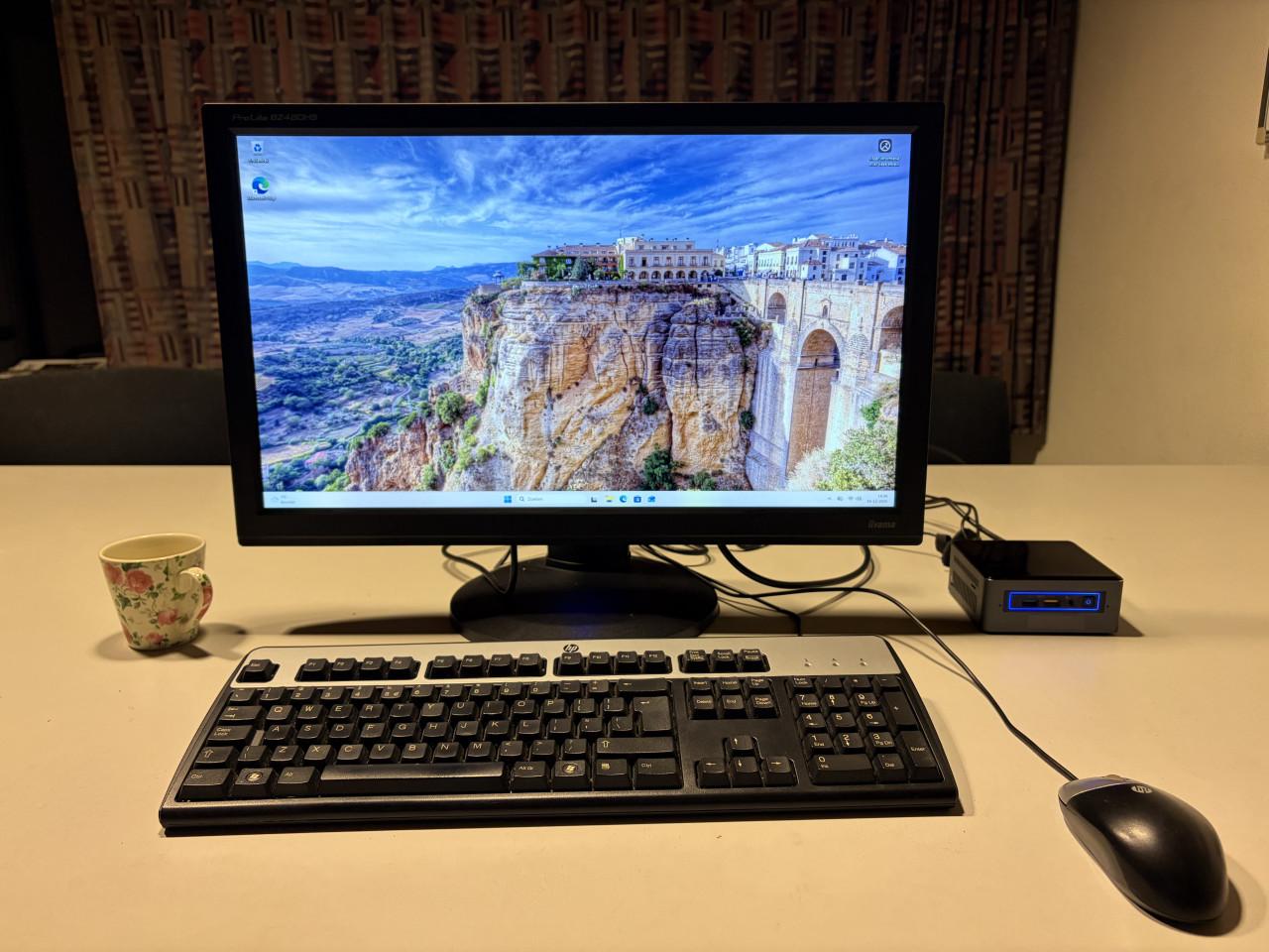 Intel NUC NUC7i5BNH i5-7260U 8Gb-RAM 250Gb-SSD WIFI Win11 24" €85