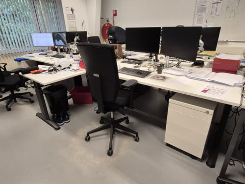Kantinetafels en bureaus in zeer nette staat