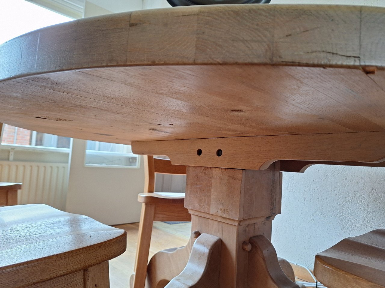 Tafel rond massief eiken met vier stoelen massief eiken