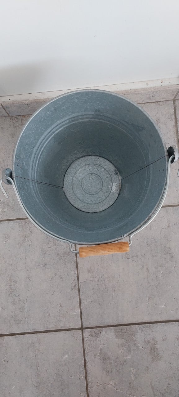 Emmer voor in de tuin om plantjes in te zetten.