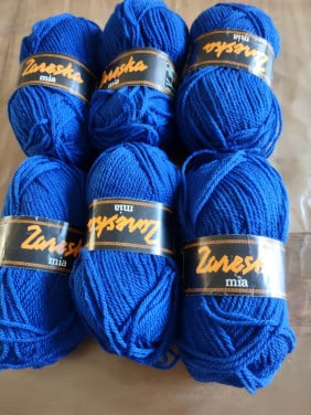 6 bollen blauwe wol.  Zareska