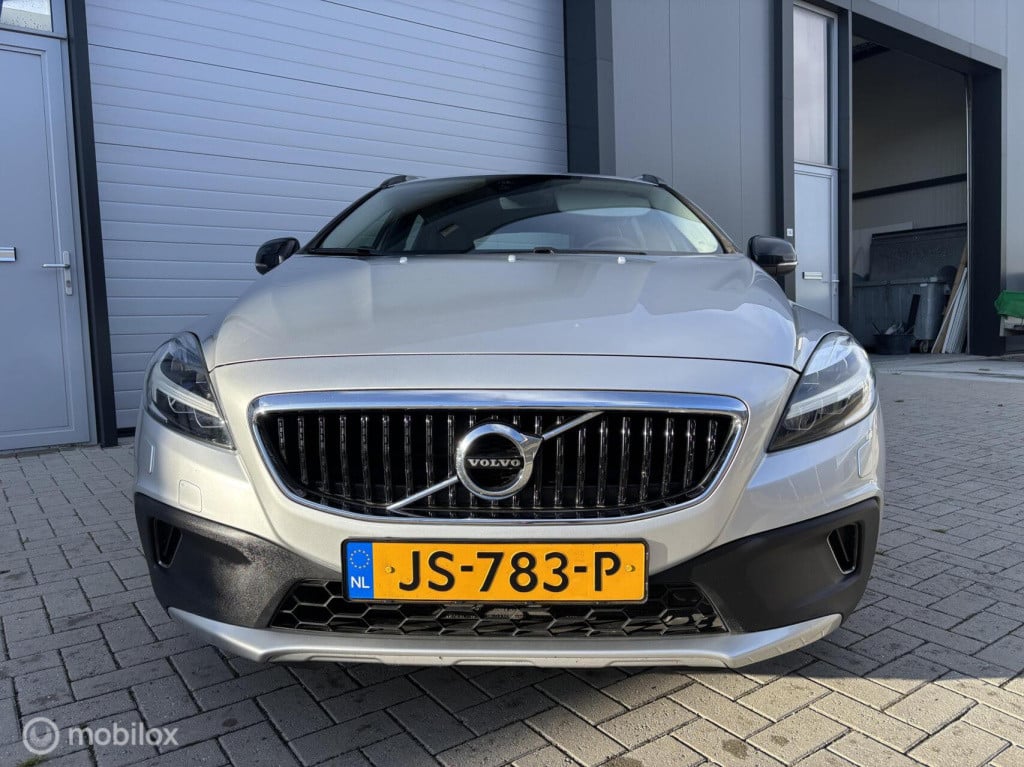 Volvo V40 cross country 2.0 t3 momentum