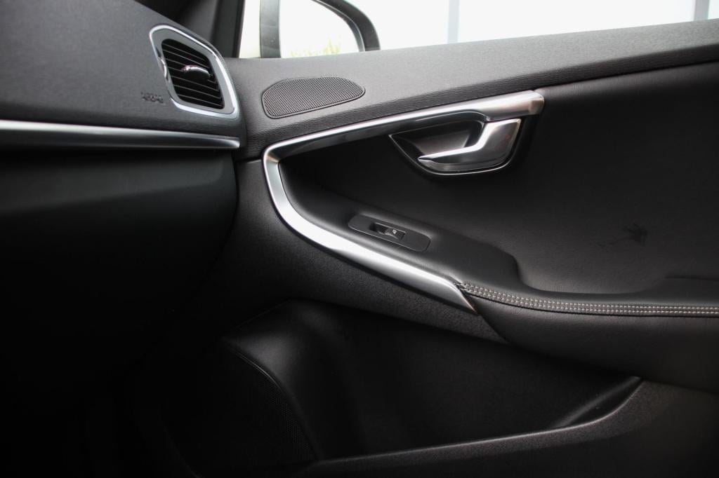 Volvo V40 2.0 t2 r-design - leder/alcantara - harman kardon - led - navi - 