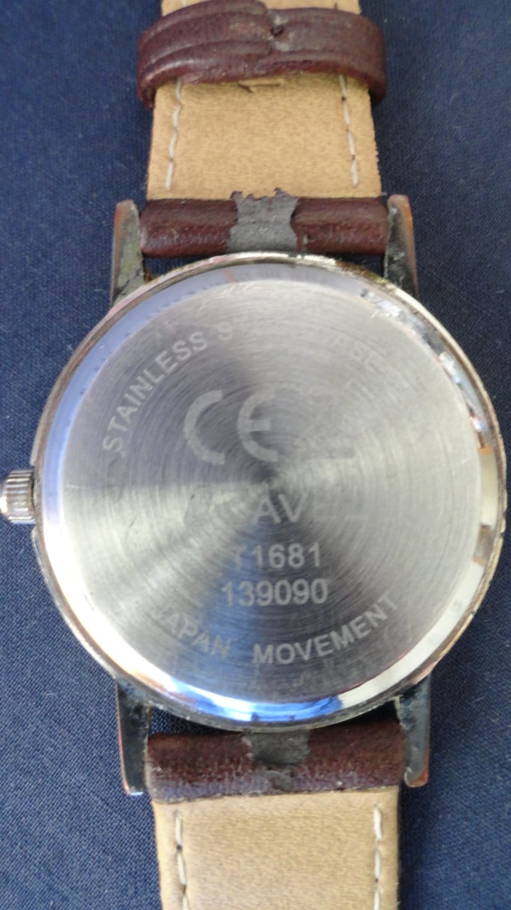 Ravel horloge met grote zwarte cijfers op een witte ondergrond. Ideaal voor