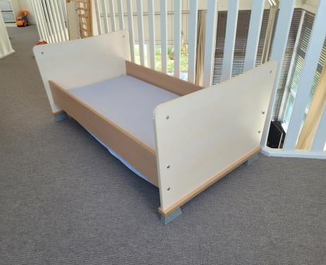 Peuterbed, baby ledikant, doorgroeiledikant 140x70 cm.