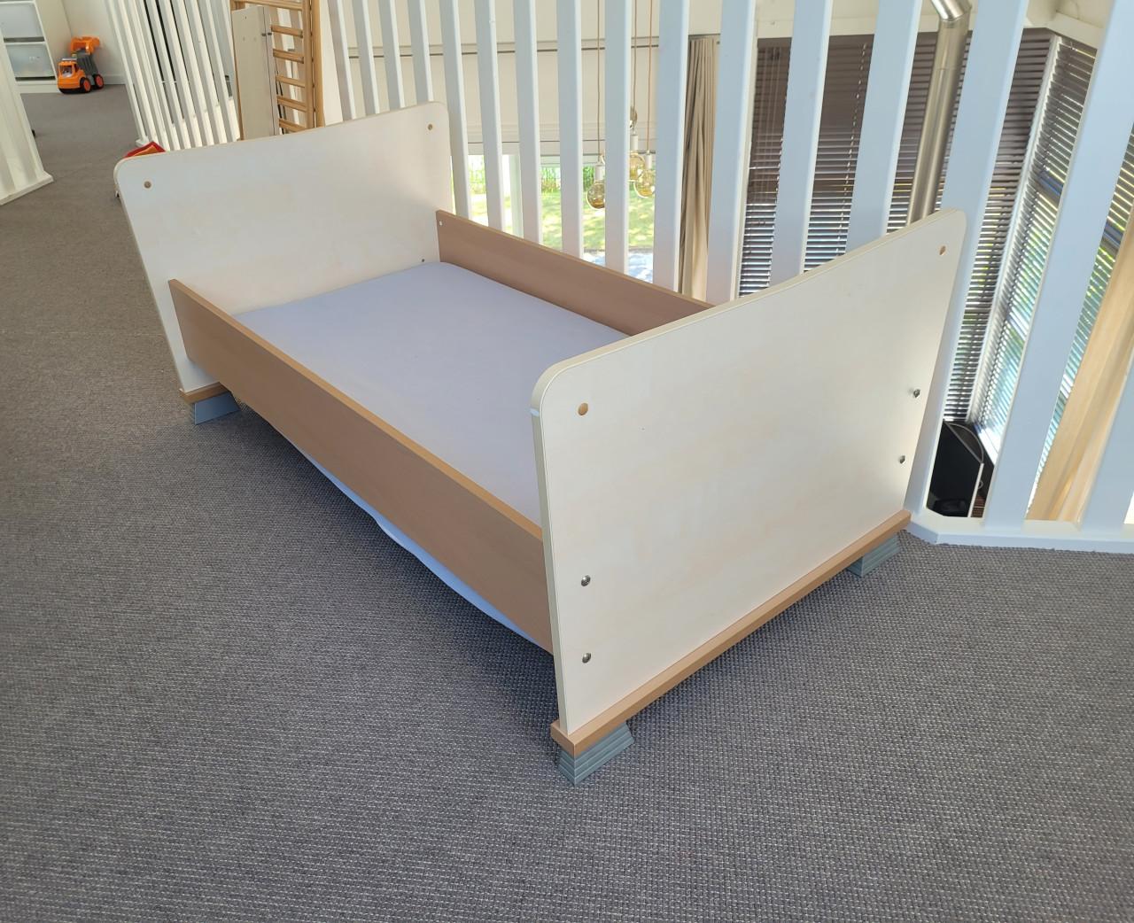 Peuterbed, baby ledikant, doorgroeiledikant 140x70 cm.