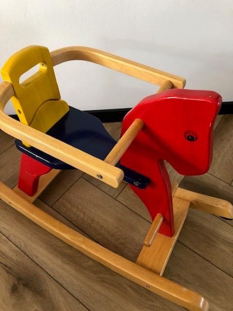 Kleurig houten hobbelpaard!