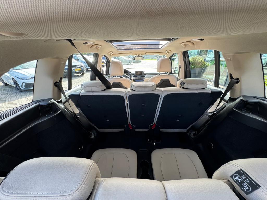 BMW 2-serie gran tourer 220i luxury 7p. * trekhaak * leer * panoramadak * n