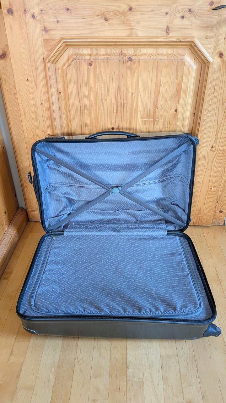 Hardcase reiskoffer-rolkoffer 74 x 48 x 26 cm. Inhoud 92 L.