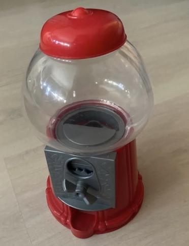 Kauwgomballen machine en vrolijke lampions met toebehoren