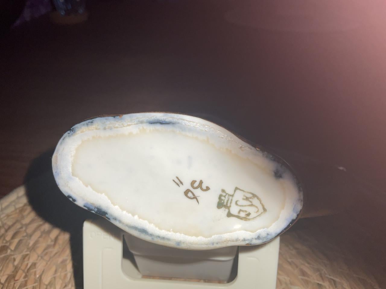 Antieke porseleinen beker met gouden accenten