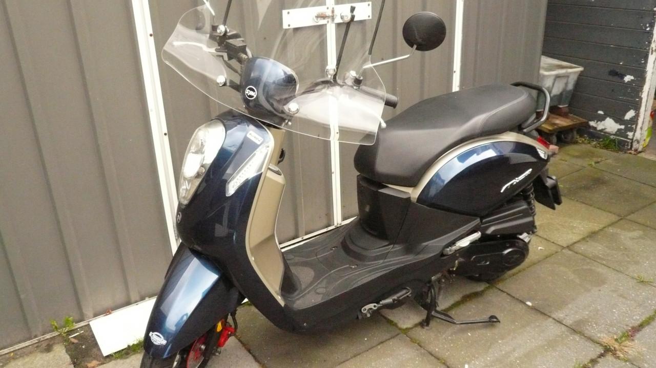 Sym Mio snorscooter in absolute nieuwstaat