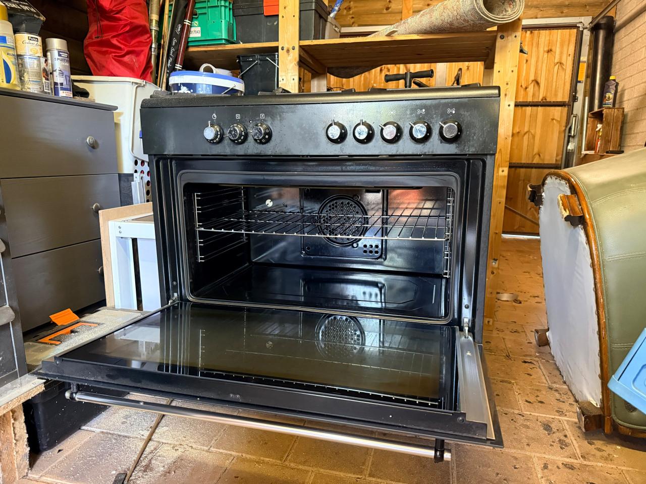 Zwart 5 pits fornuis met oven