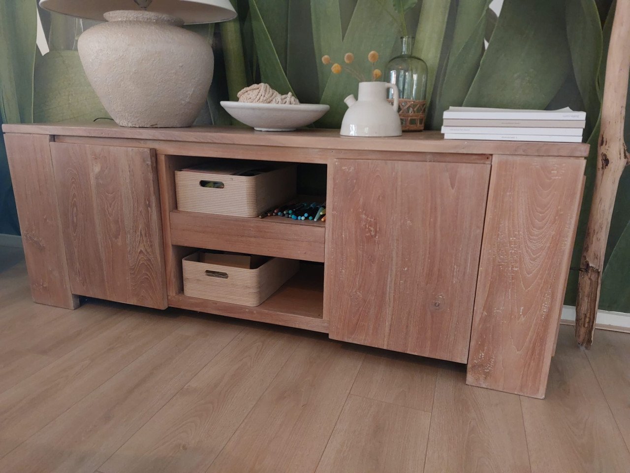 Tv kast van gezandstraald teak