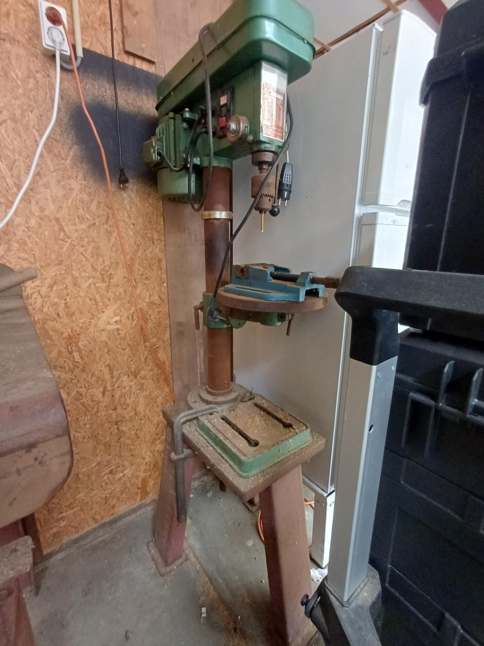 Stalen werkbank verrijdbaar en kolomboormachine incl set boren