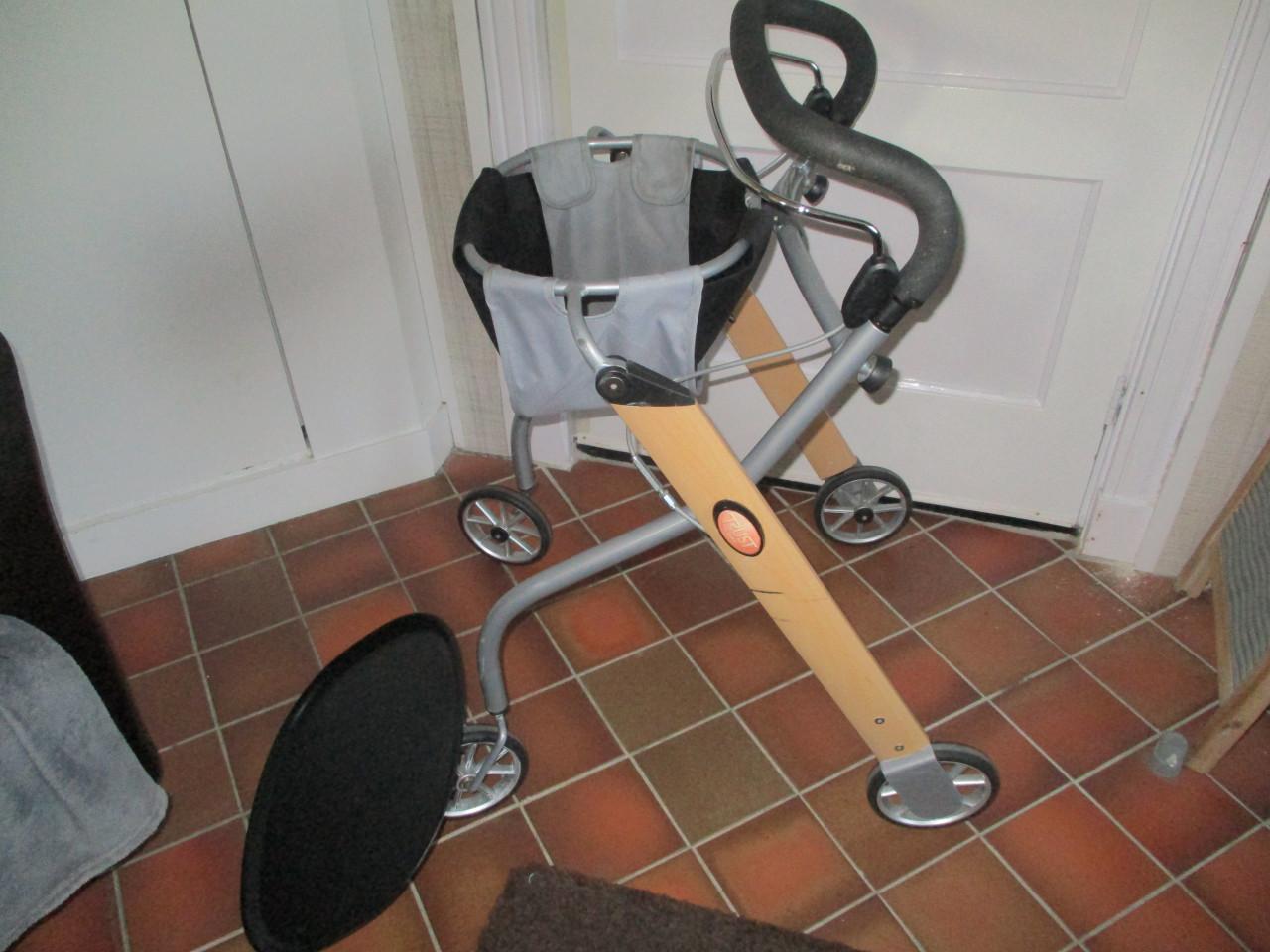 Trust binnen rollator met mandje en dienblad