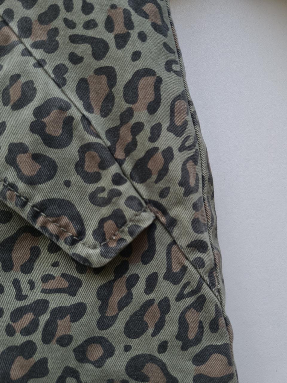 Stoere Zara parka met trendy panterprint in maat 128.