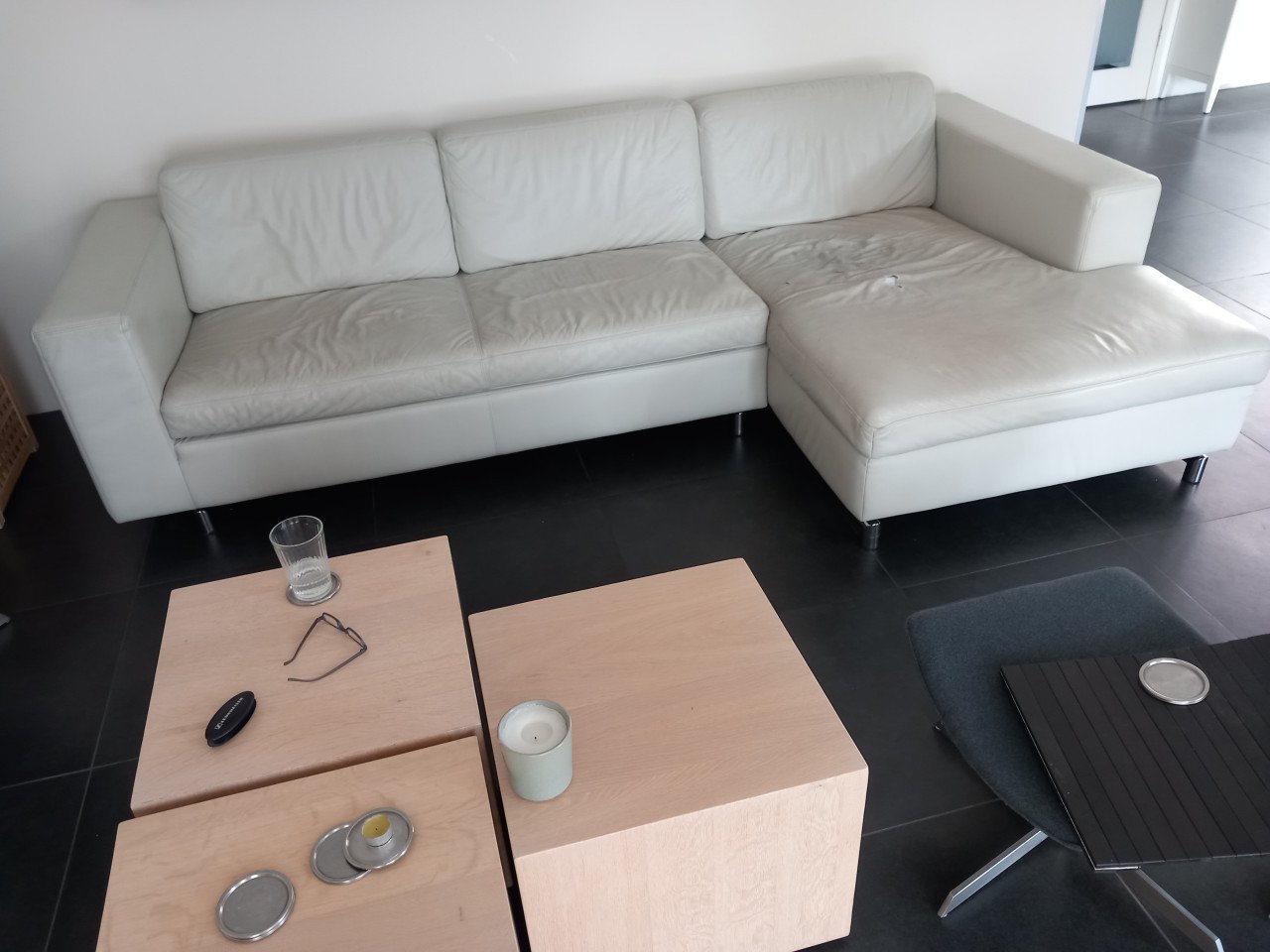 Gratis witte leren bank inclusief chais longue