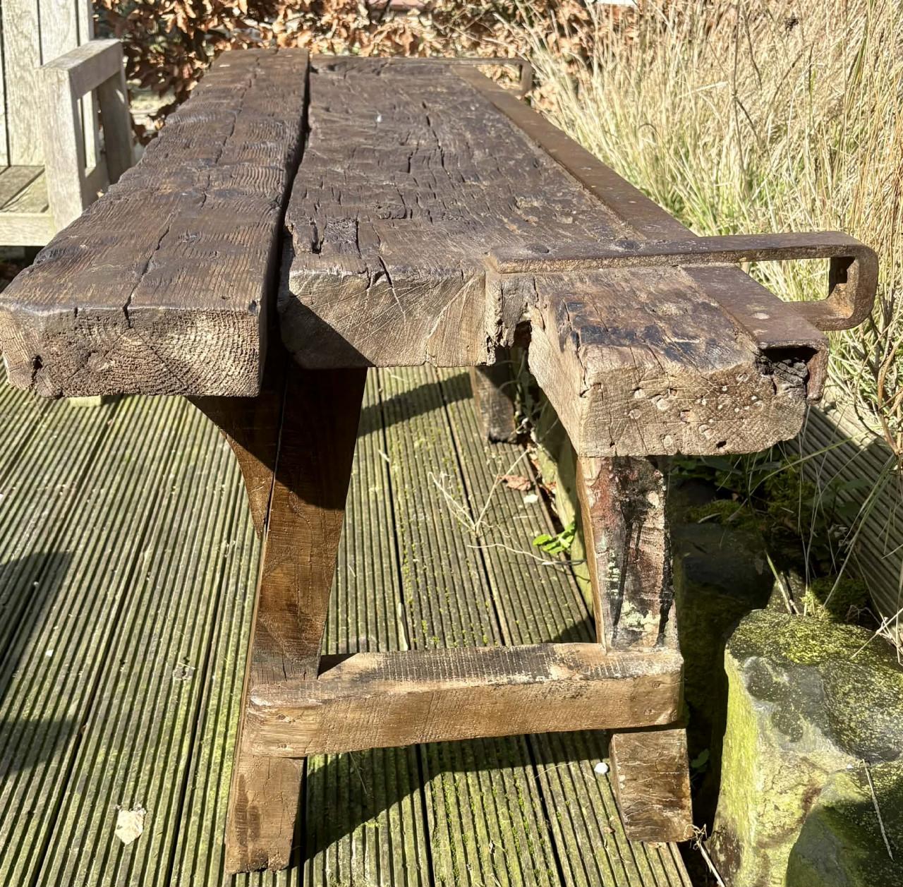 Oude gerestaureerde werkbank