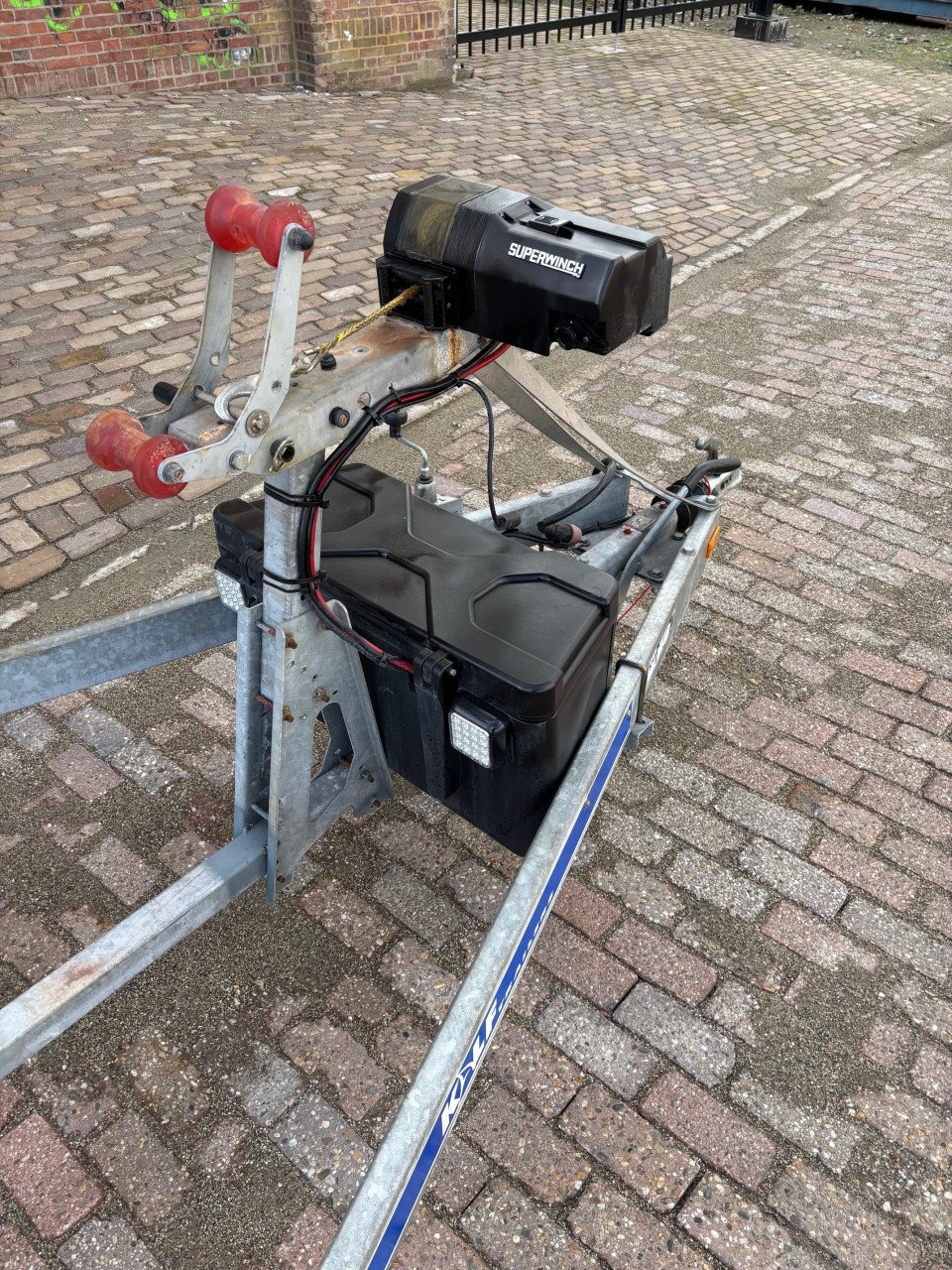 Kalf enkelas boottrailer 1800kg 6,2m met grote beurt en elektrische lier