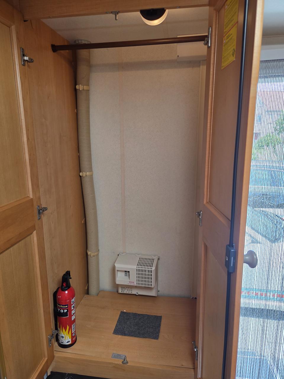 Hobby 460 met voortent en luifel